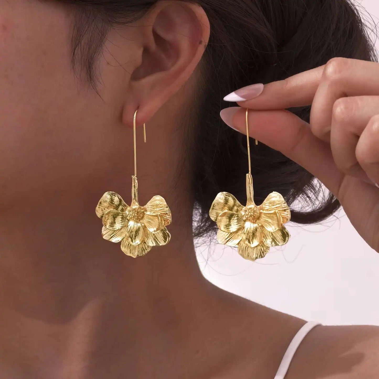 Goldene Blumen Ohrringe mit Hakenverschluss Elegant - BerlinGlamour