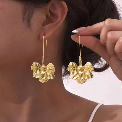 Goldene Blumen Ohrringe mit Hakenverschluss Elegant - BerlinGlamour