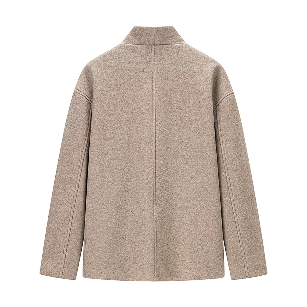 beige oversized double breasted damenjacke mit schwarzen knöpfen