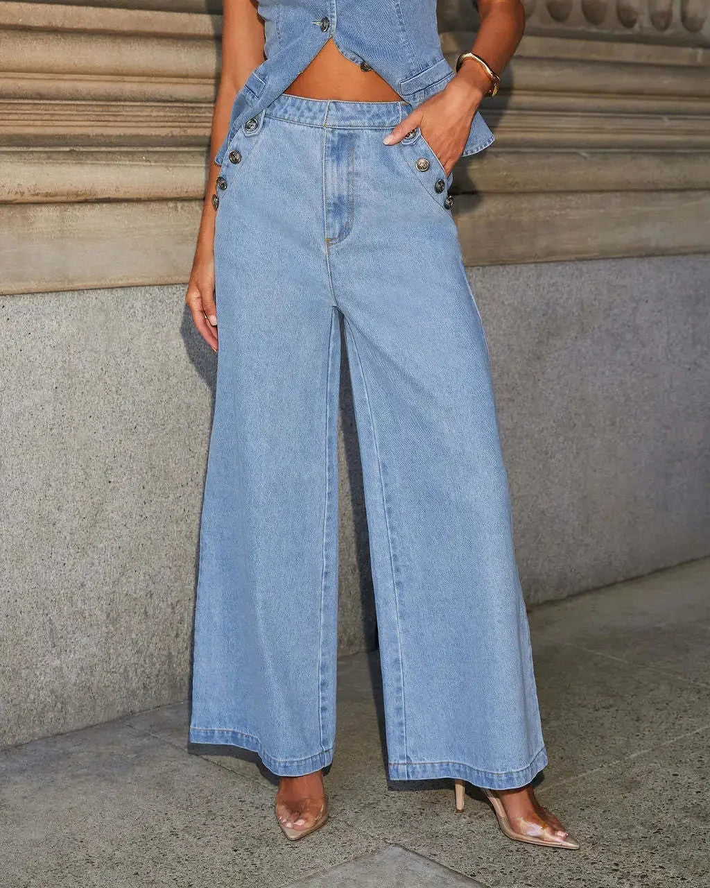 Modisches Denim-Zweiteiler-Set mit Weste und Weitbein-Jeans