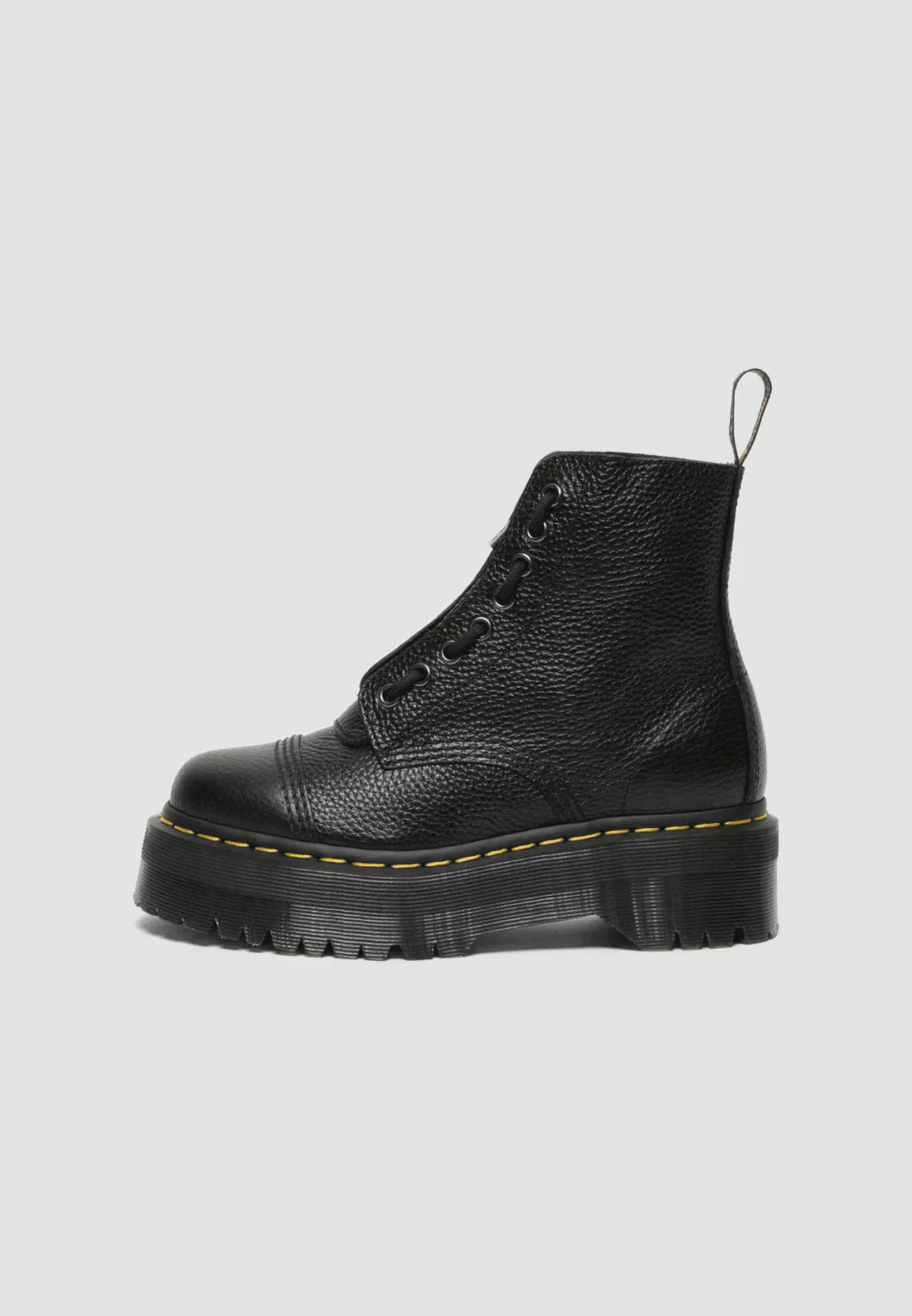 Rebel Stride Plateau-Boots in Schwarz – getragen mit Jeans