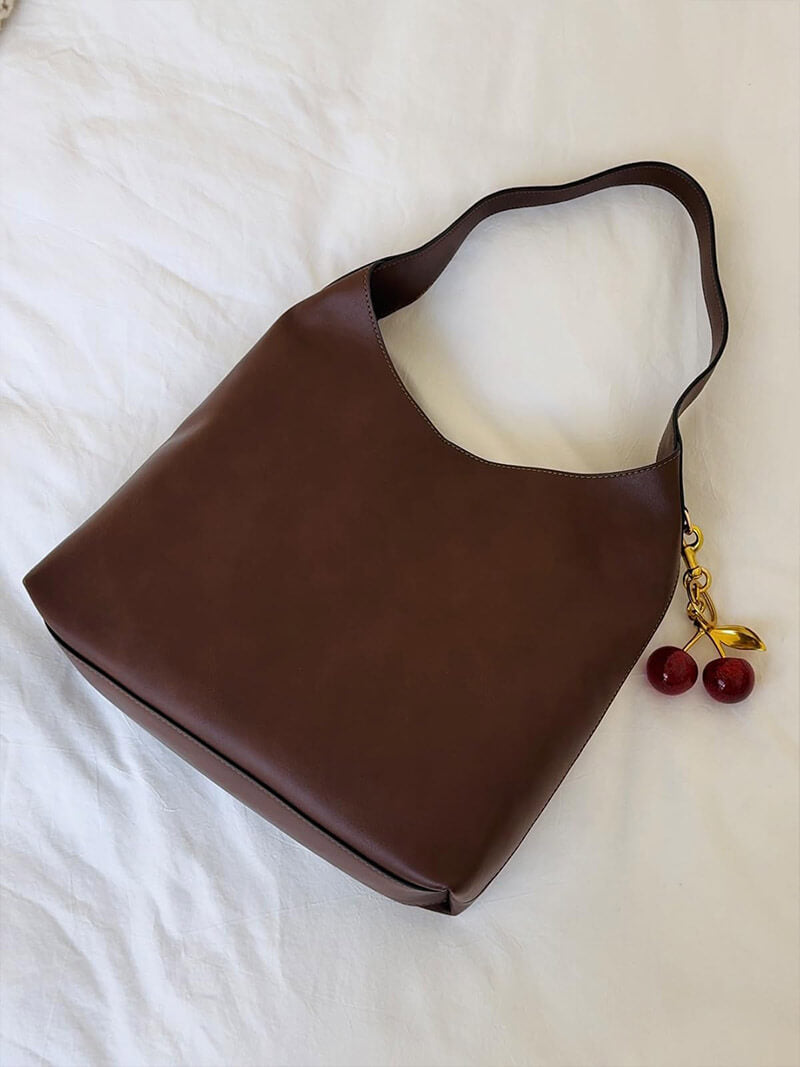 Elegante Damen-Tasche Schwarz mit Kirschanhänger Zeitlos