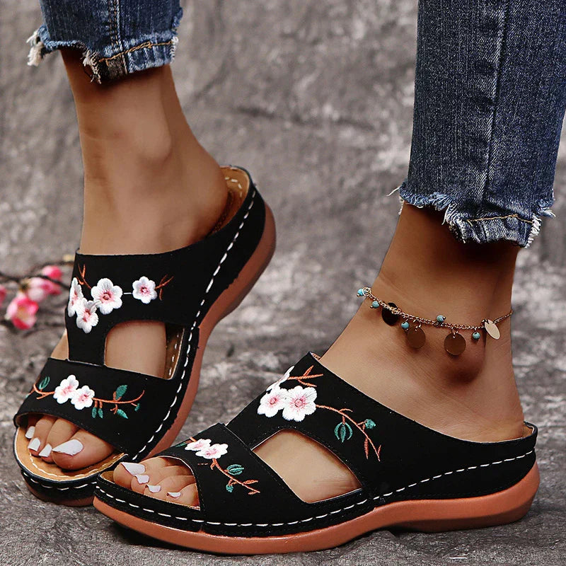 DIANA - Orthopädische Sandalen im Retro-Blumendesign