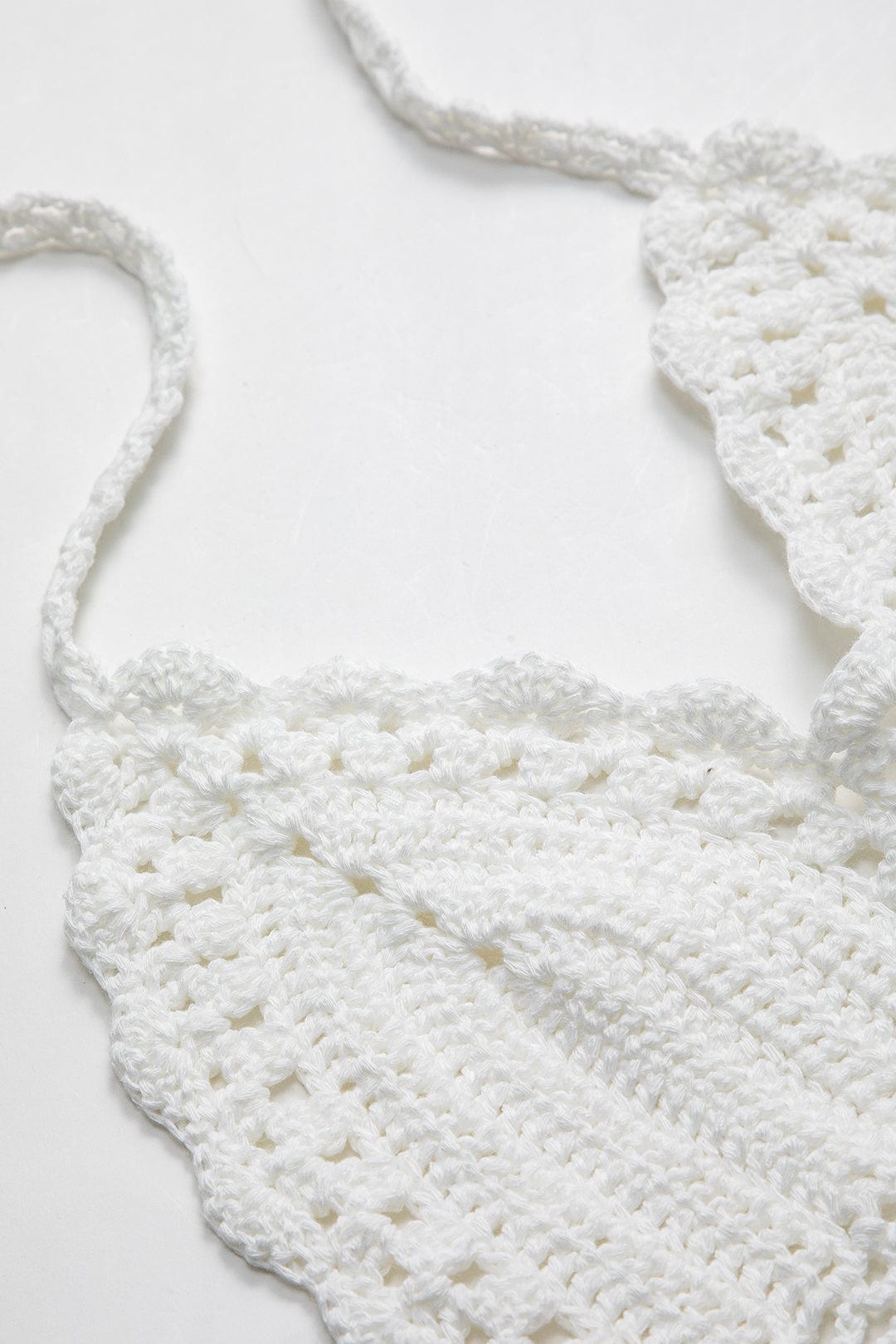 Boho Top Weiß Handgehäkeltes Crop Top mit Bindebändern Frauen