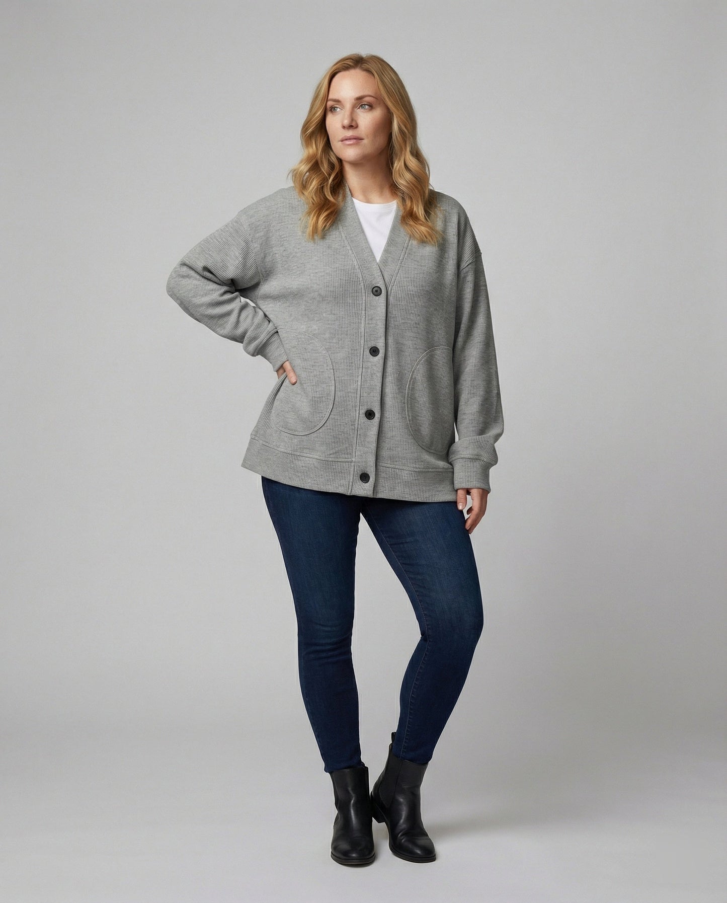 Große Strickjacke mit Taschen und Knöpfen - BerlinGlamour