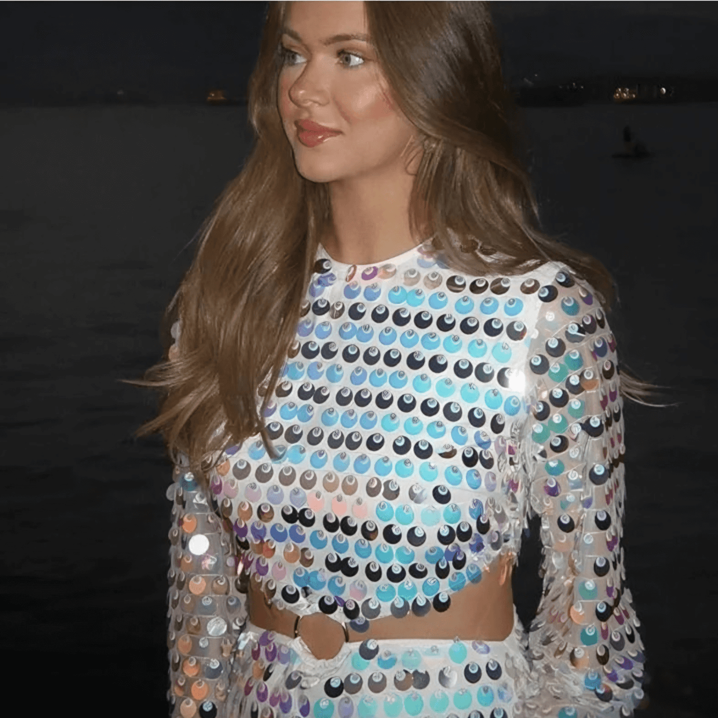 Glitzerndes Minikleid mit Pailletten und Cut-Out
