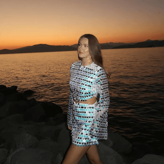 Glitzerndes Minikleid mit Pailletten und Cut-Out - BerlinGlamour