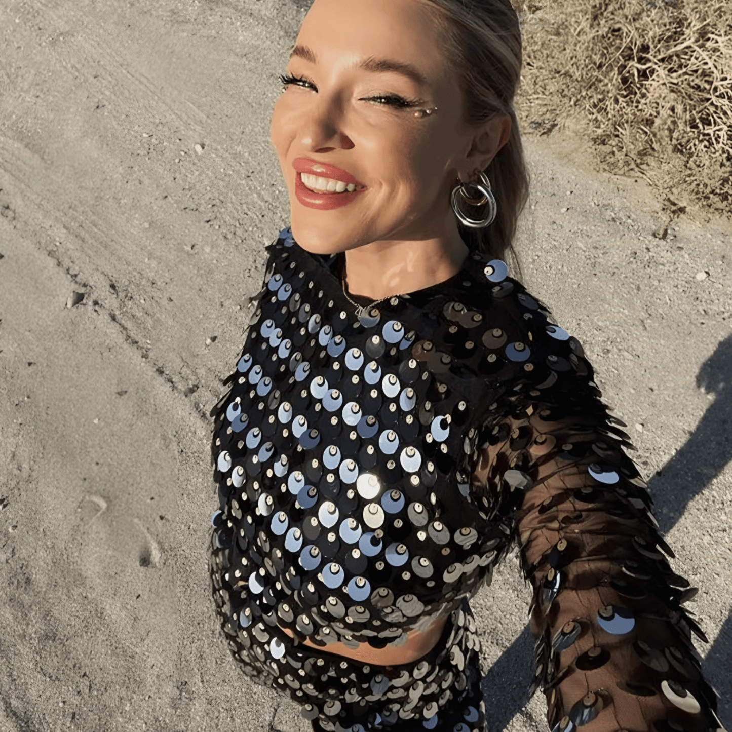 Glitzerndes Minikleid mit Pailletten und Cut-Out