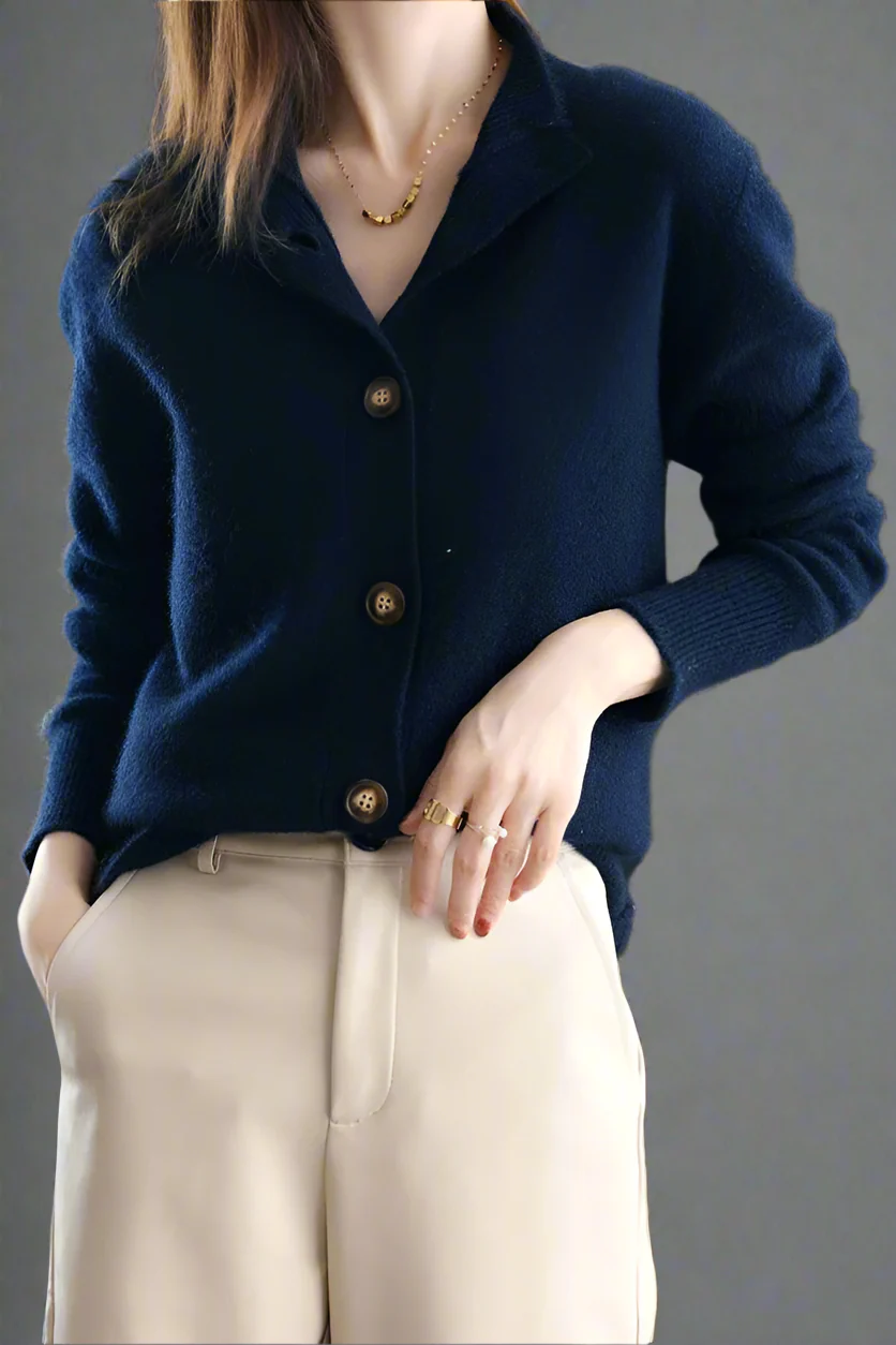 VogeLuxe | Elegante Damen-Strickjacke mit Knopfdetail 1