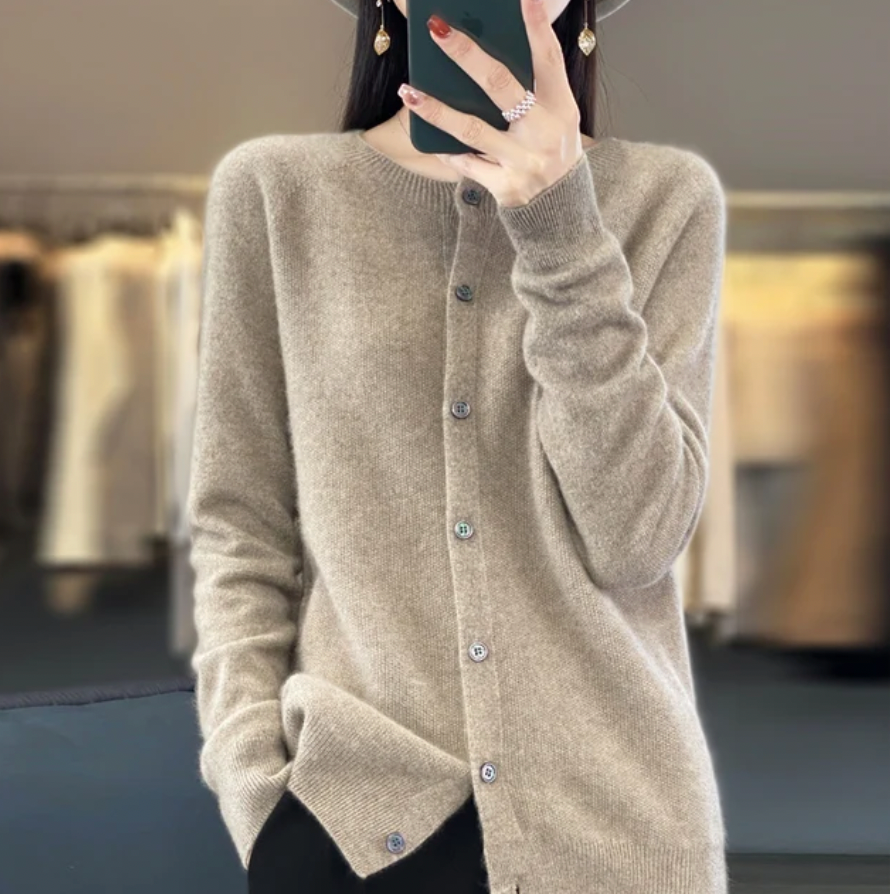 VogeLuxe | Klassische Wollstrickjacke für Damen 2