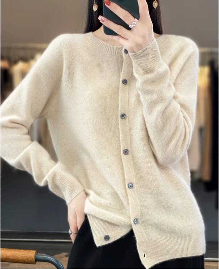 VogeLuxe | Klassische Wollstrickjacke für Damen 3