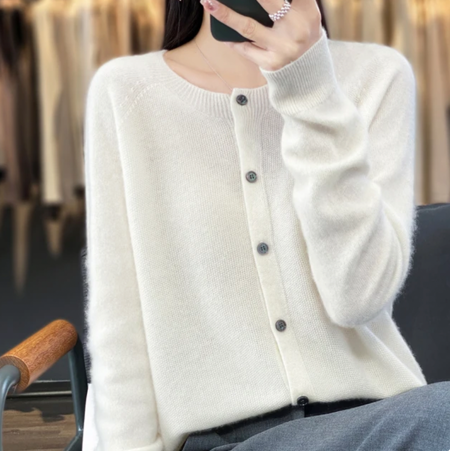 VogeLuxe | Klassische Wollstrickjacke für Damen 4