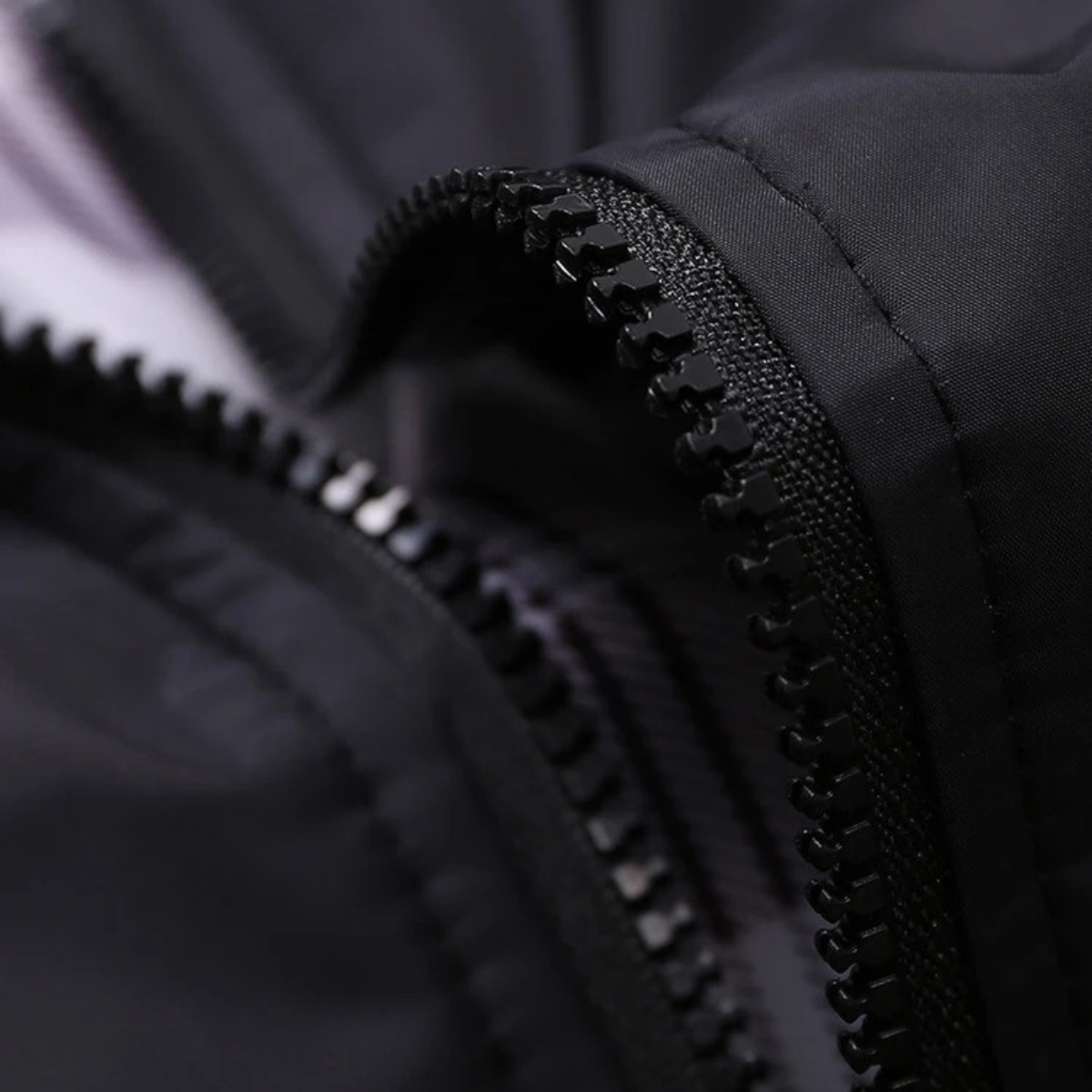 VogeLuxe | Leichte Herren-Bomberjacke mit Stehkragen im klassischen Stil 4