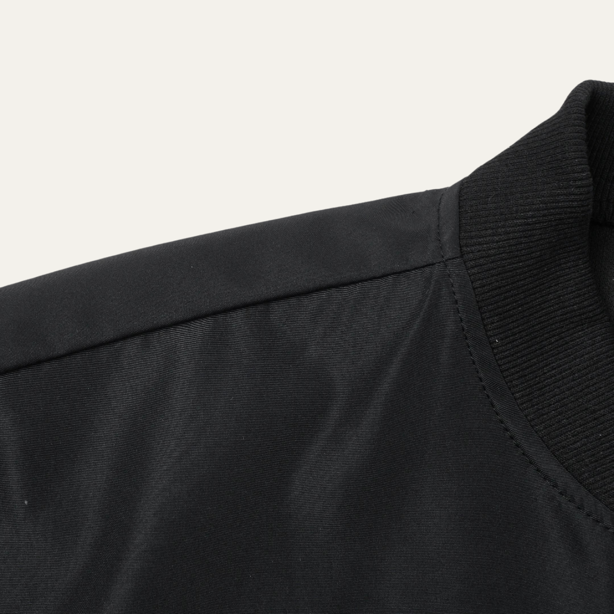 VogeLuxe | Minimalistische, leichte Herren-Bomberjacke mit Reißverschluss 4