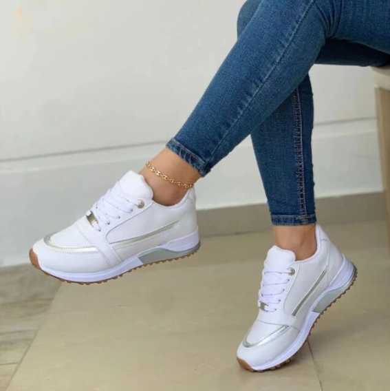 Schwarze Damen Sneaker mit Metall Details Modern