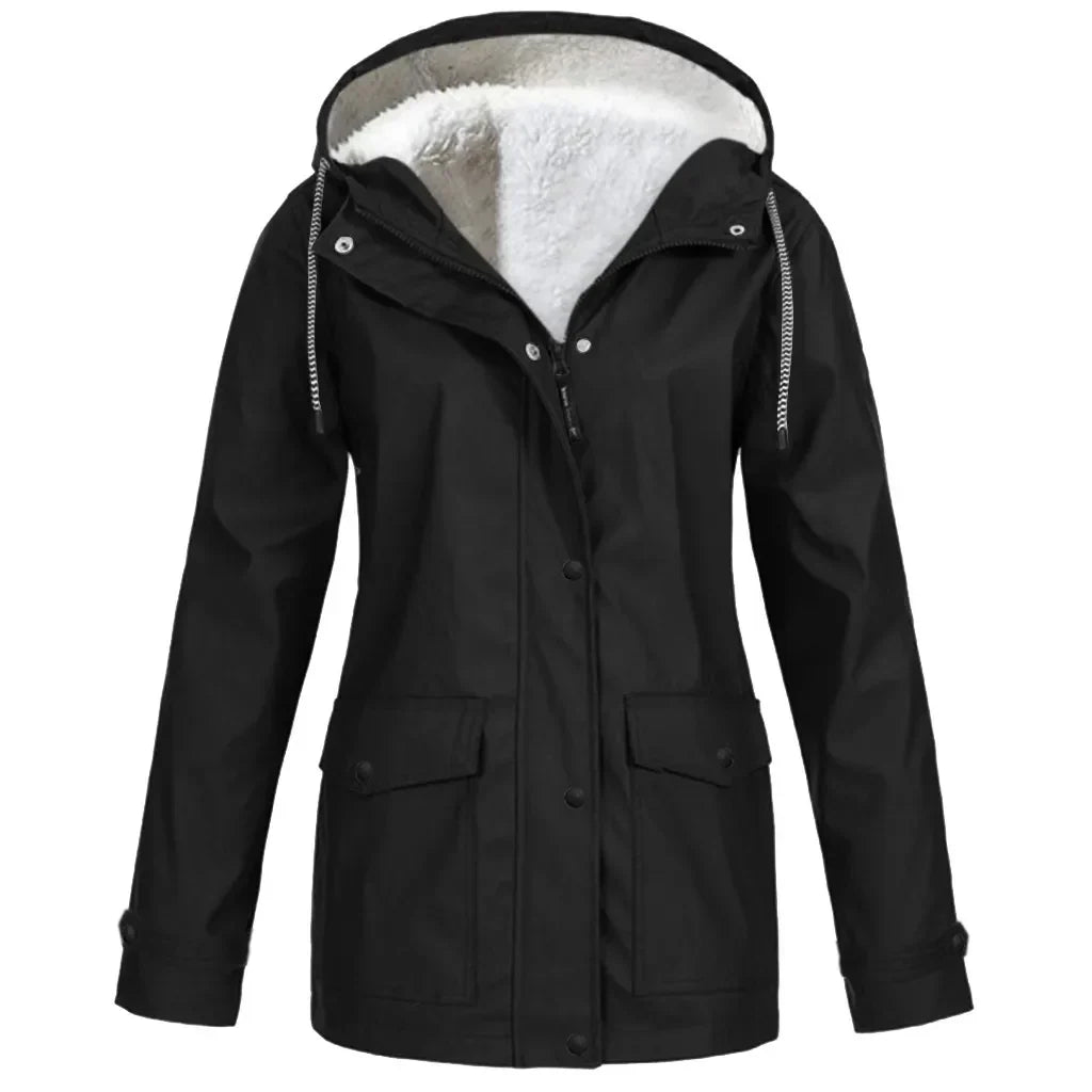 Schwarze wind- und wasserdichte Outdoorjacke mit zwei Seitentaschen auf weißem Hintergrund