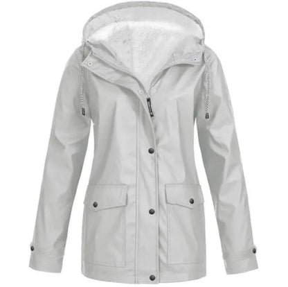 hellgraue wind- und wasserdichte Outdoorjacke mit zwei Seitentaschen auf weißem Hintergrund