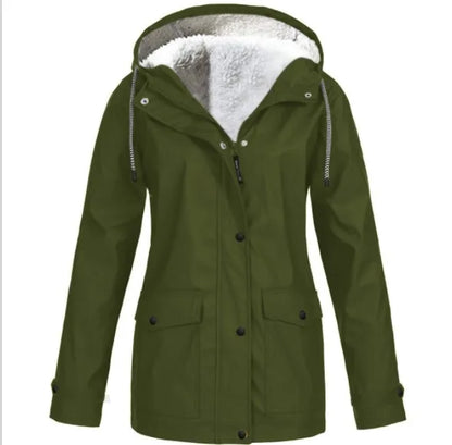 Armeegrüne wind- und wasserdichte Outdoorjacke mit zwei Seitentaschen auf weißem Hintergrund