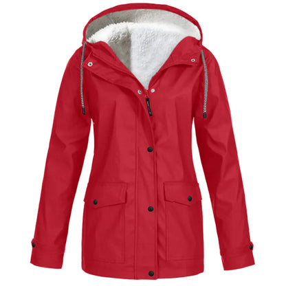 Rote wind- und wasserdichte Outdoorjacke mit zwei Seitentaschen auf weißem Hintergrund