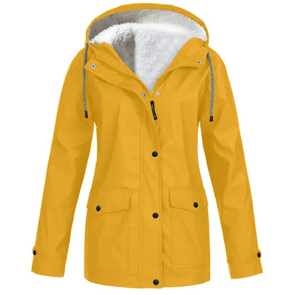 Gelbe wind- und wasserdichte Outdoorjacke mit zwei Seitentaschen auf weißem Hintergrund