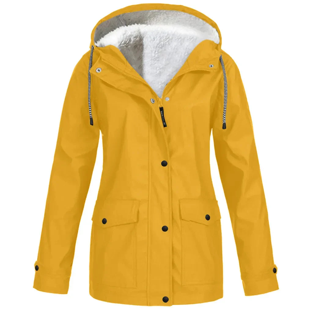 Gelbe wind- und wasserdichte Outdoorjacke mit zwei Seitentaschen auf weißem Hintergrund