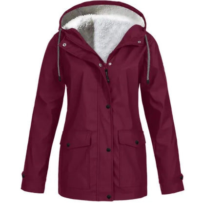 Burgund  wind- und wasserdichte Outdoorjacke mit zwei Seitentaschen auf weißem Hintergrund