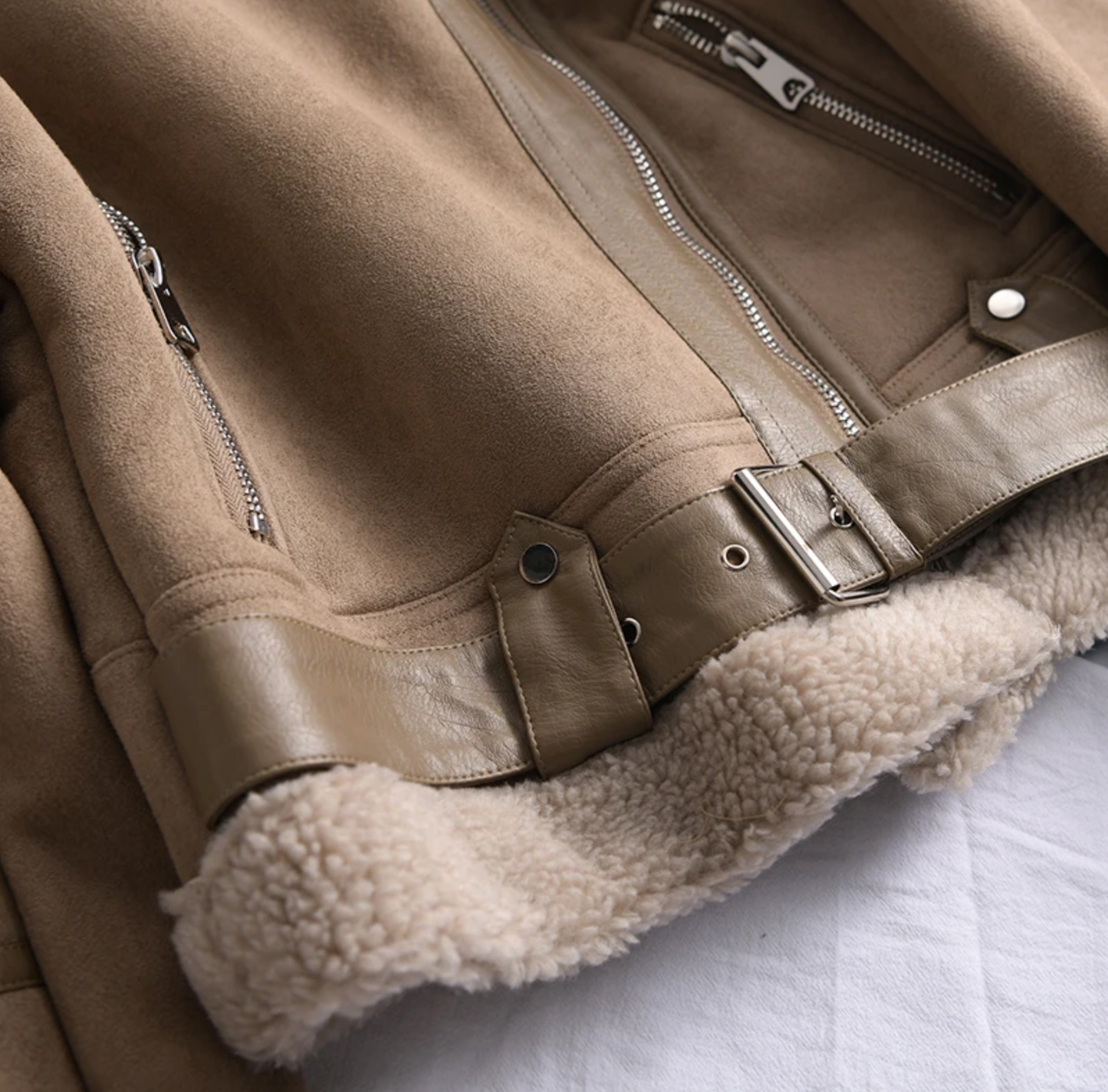 Eine detaillierte ansicht des unteren bereichs einer walnuss braun edge lederjacke
