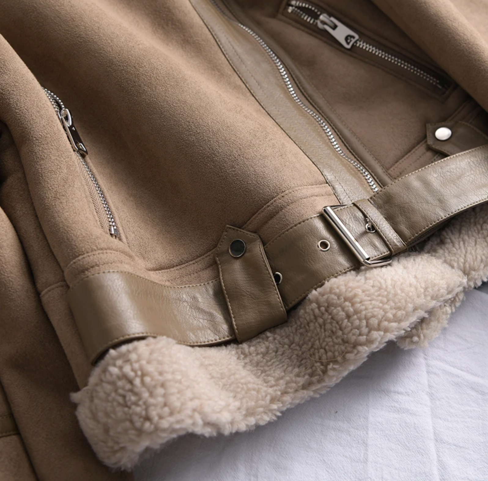 Eine detaillierte ansicht des unteren bereichs einer walnuss braun edge lederjacke
