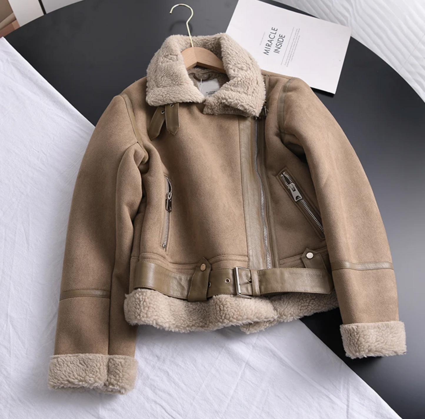 Walnuss braun edge lederjacke an einem kleiderbügel