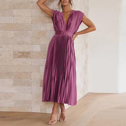 Model in einem paars kleid mit v-ausschnitt