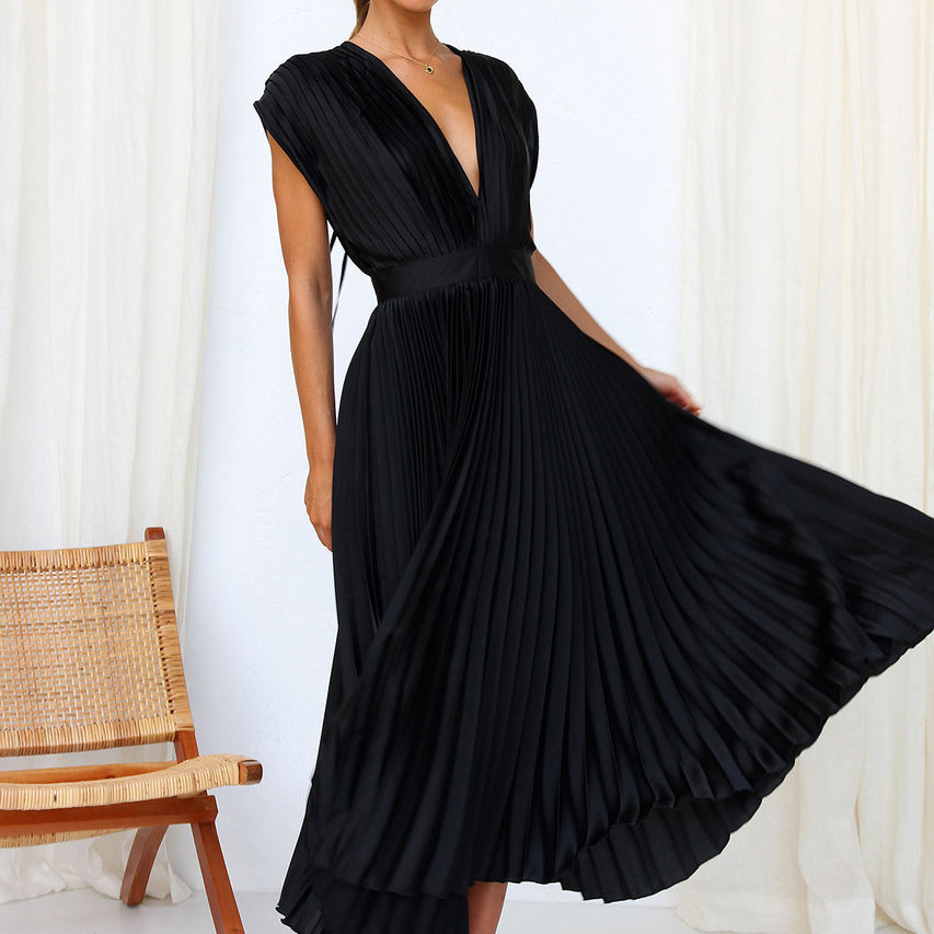 Model in einem schwarz kleid mit v-ausschnitt, elegant stehend vor einem minimalistischen hintergrund