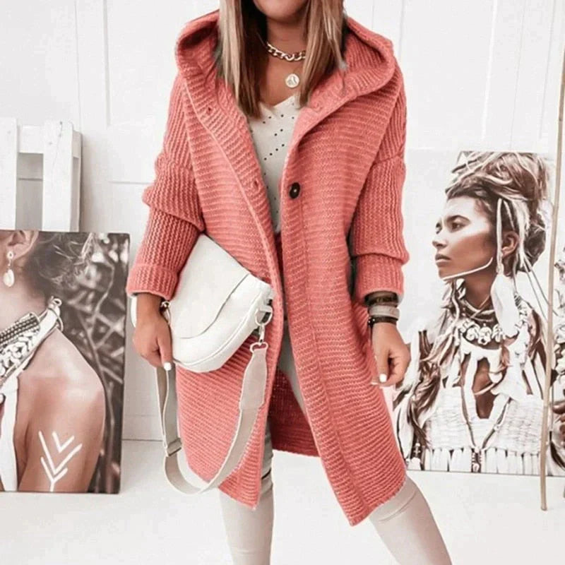 Rote lange warme Strickjacke mit Kapuze und zwei schwarzen Knöpfen