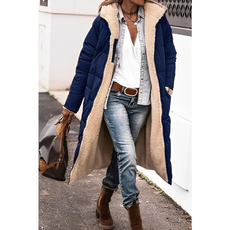 Eine frau in einem langer, bequemer marineblau mantel und jeans
