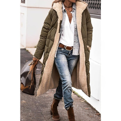 Eine frau in einem langer, bequemer armeegrün mantel und jeans