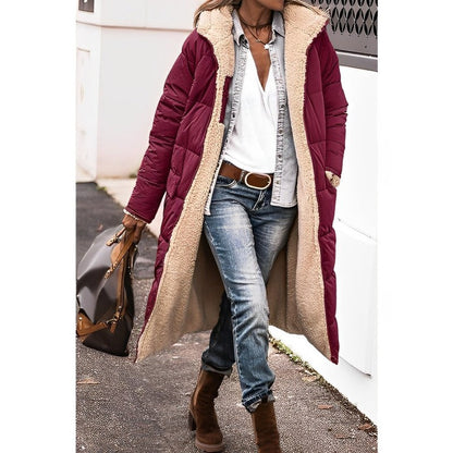 Eine frau in einem langer, bequemer weinrot mantel und jeans