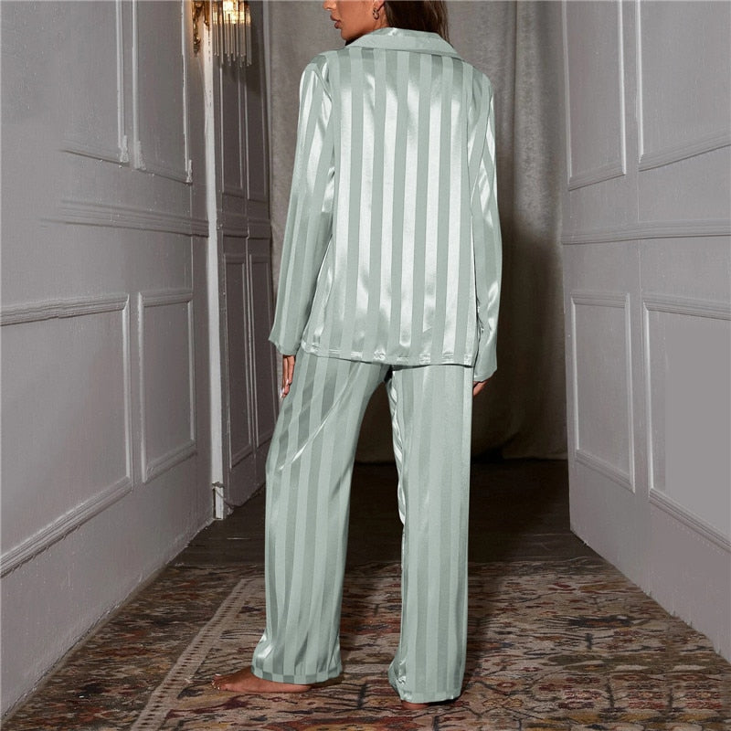 Backansicht einer frau in grün pyjama