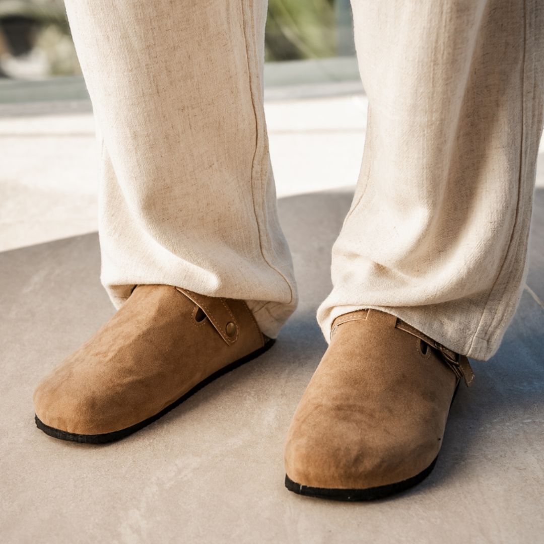 Wildleder-Clogs mit Schnalle, Unisex | Loravelle 1