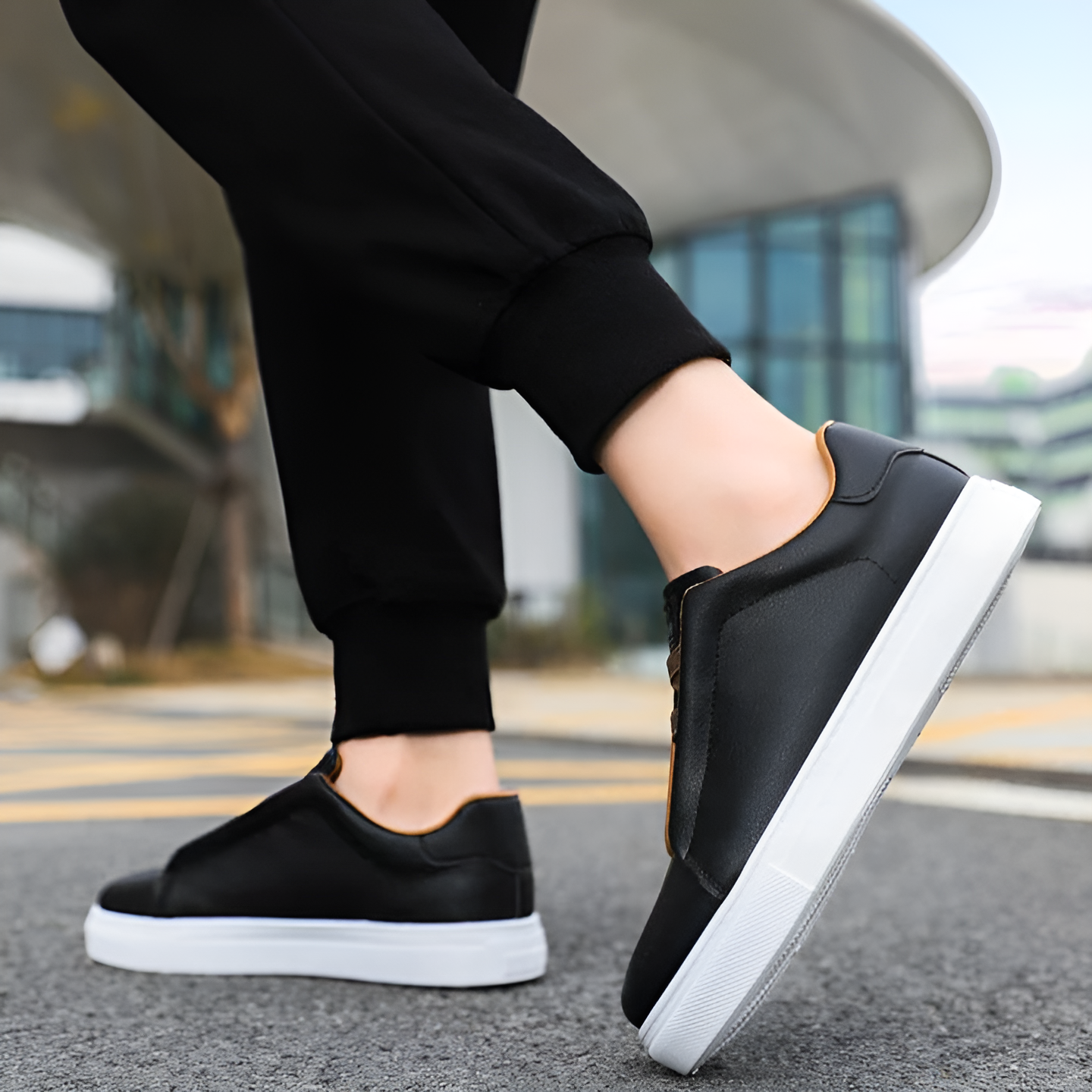 Weißer Herrensneaker Leder Hochwertig Elegent