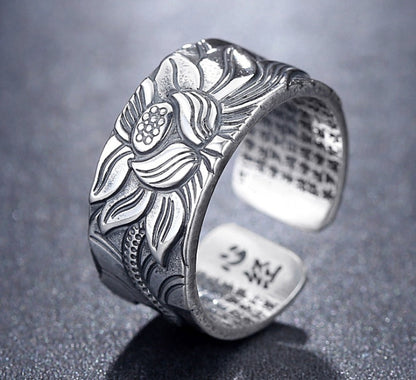 Silberner Ring mit Lotus Motiv Glitzernd