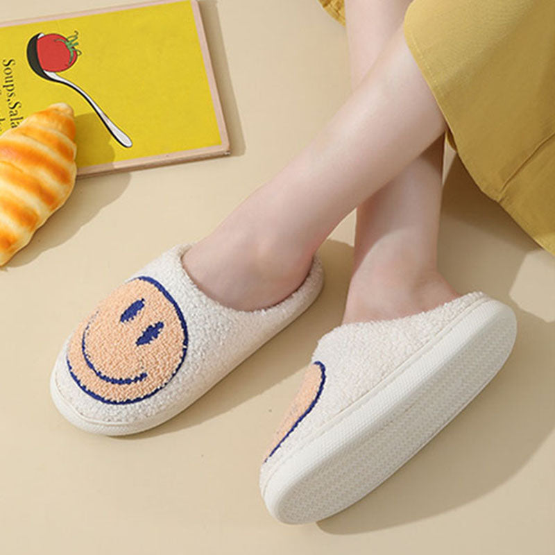 Weiße Pelzpantoffel mit Vanille-Smiley-Design
