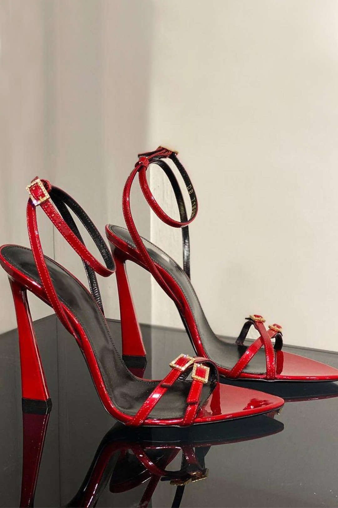 Lackleder Stilettos mit goldenen Schnallen Damen Schuhe