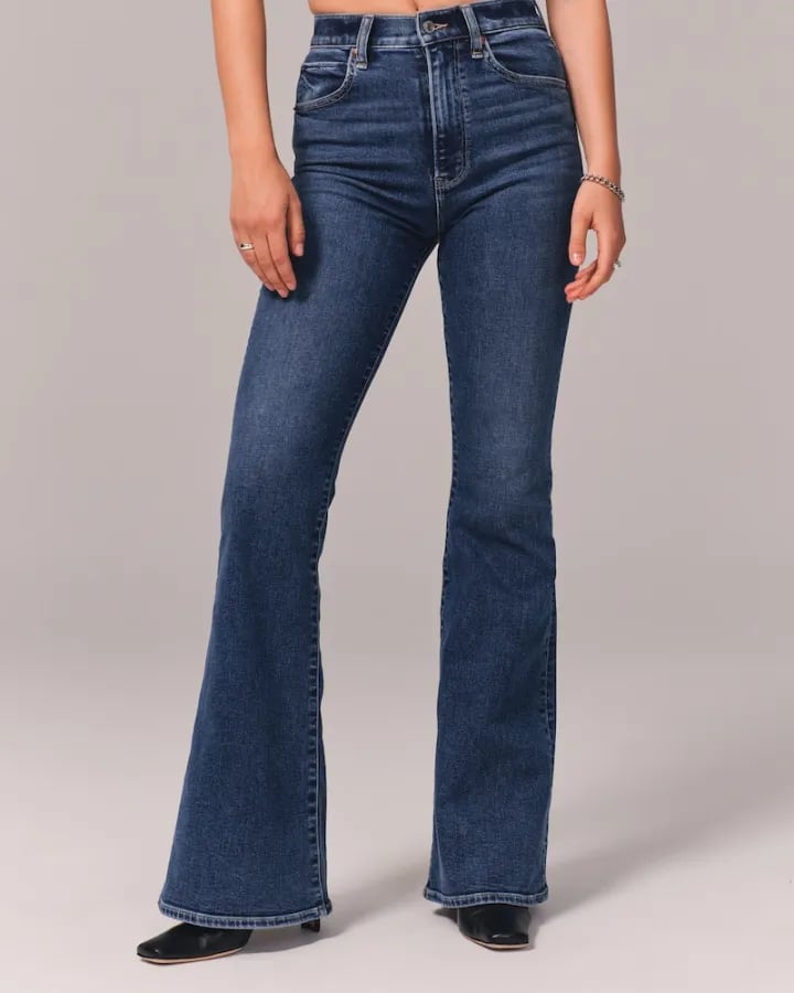 Hohe Frauenjeans Flared Stilvoll Trendy