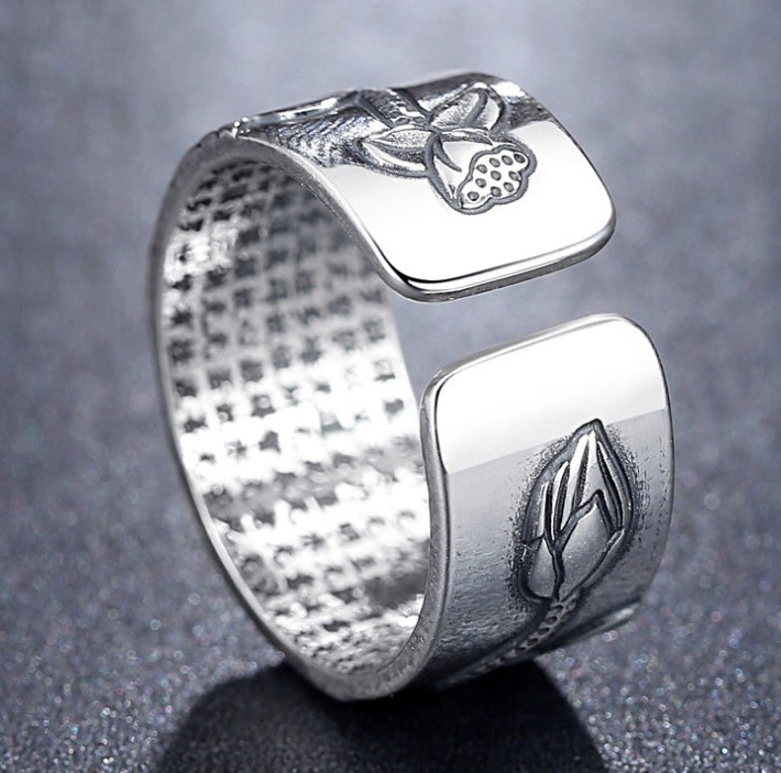 Silberner Ring mit Lotus Motiv Glitzernd - BerlinGlamour