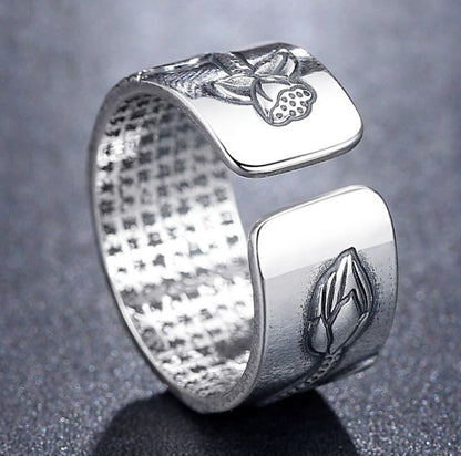 Silberner Ring mit Lotus Motiv Glitzernd - BerlinGlamour