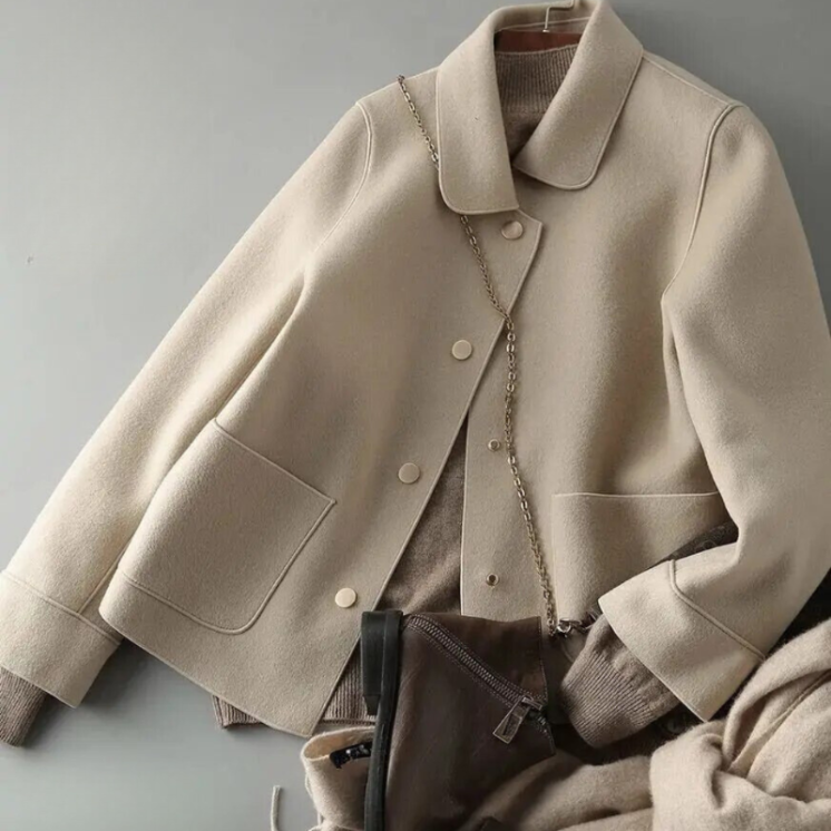 Modische Daunenjacke für Damen von Tahlira mit Knöpfen