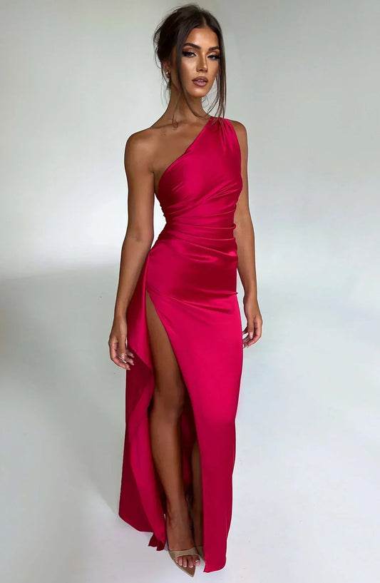Irmgard Kleid: Plissiertes Seidenkleid mit offener Schulter