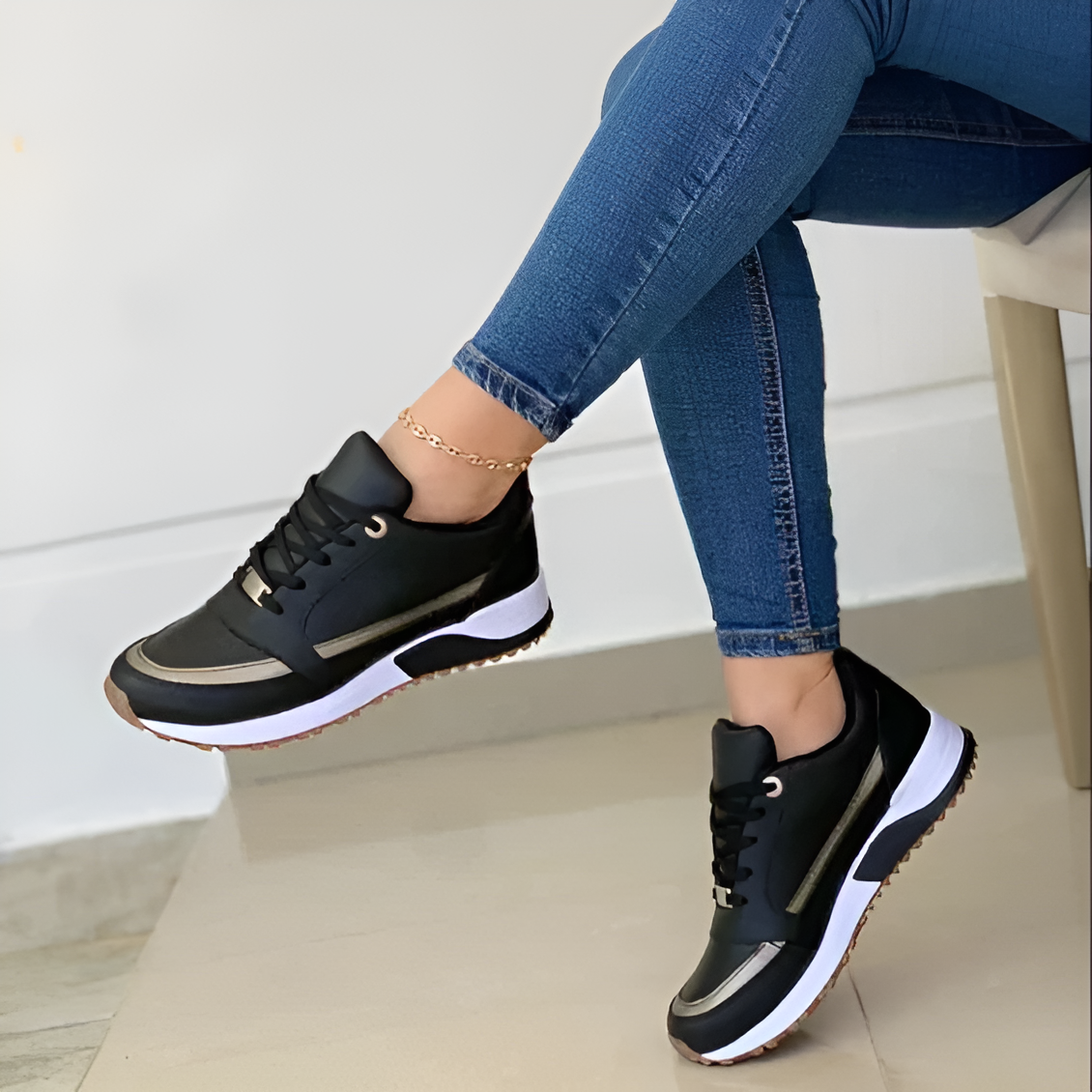 Schwarze Damen Sneaker mit Metall Details Modern - BerlinGlamour