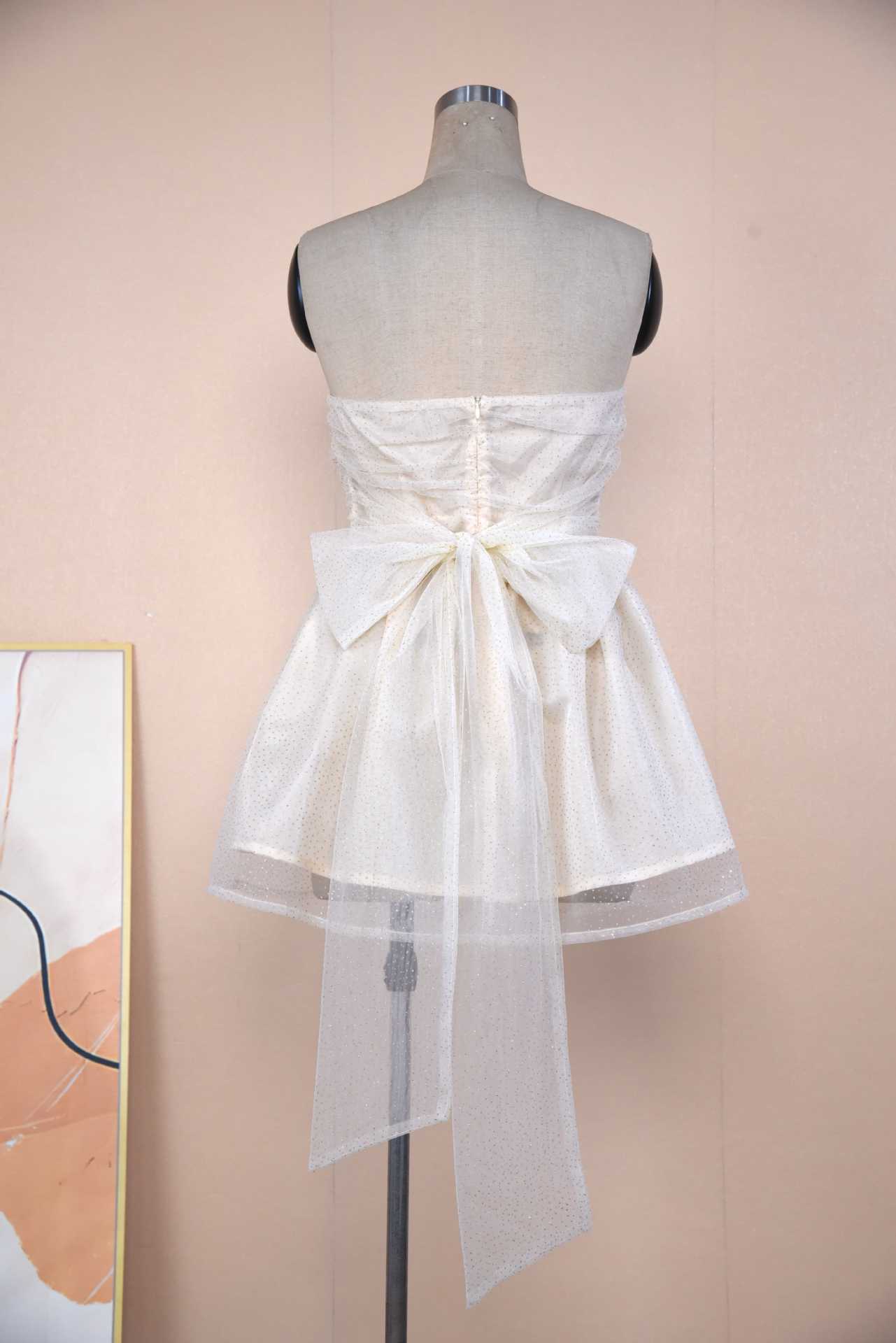 Sommerliches Spitzenkleid ohne Ärmel mit Rückenschleife von BerlinGlamour