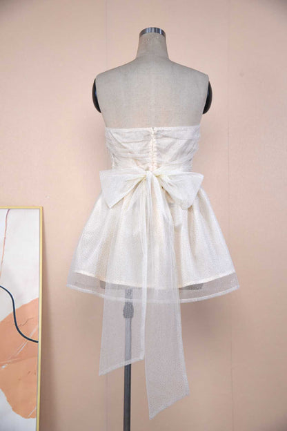 Sommerliches Spitzenkleid ohne Ärmel mit Rückenschleife von BerlinGlamour