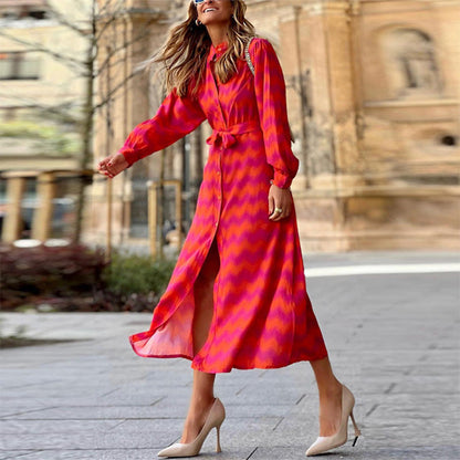 Elegantes Damenkleid mit Ärmeln und Bedruckung
